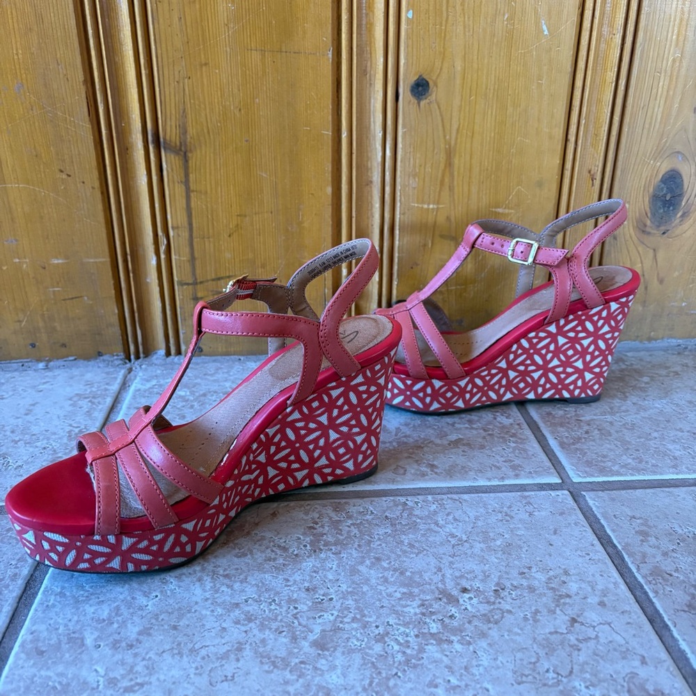 Clarks Pink Red Patterned Wedge Sandals - Picture 2 of 11